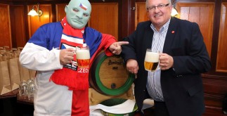 FANTOMAS ochutnává hokejovou várku se sládkem Václavem Berkou